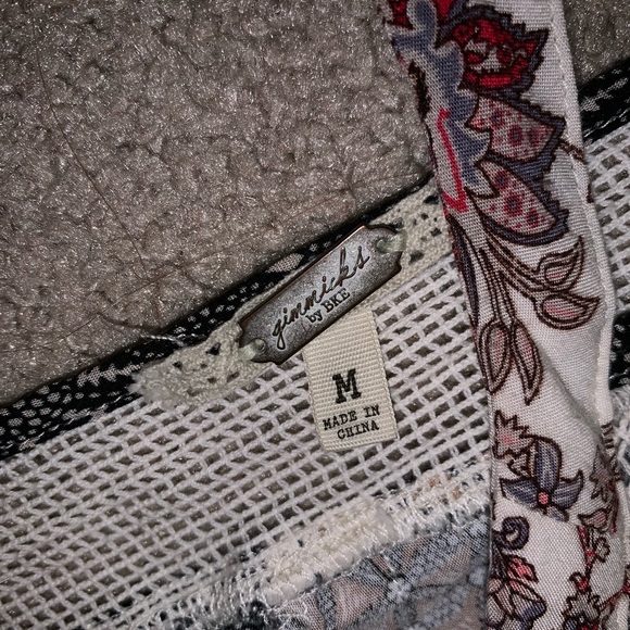 patterned top - Picture 4 of 4